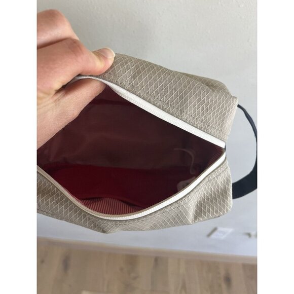 Herschel Travel Kit Bag Men’s Kit Navy Blue Tan Sport Bathroom Vanity Cosmetic - Picture 4 of 4